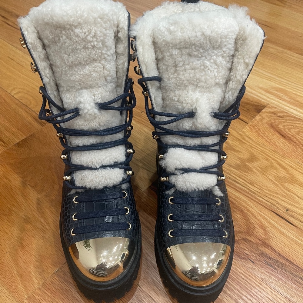 I AM JENNIFER LE BOOTS